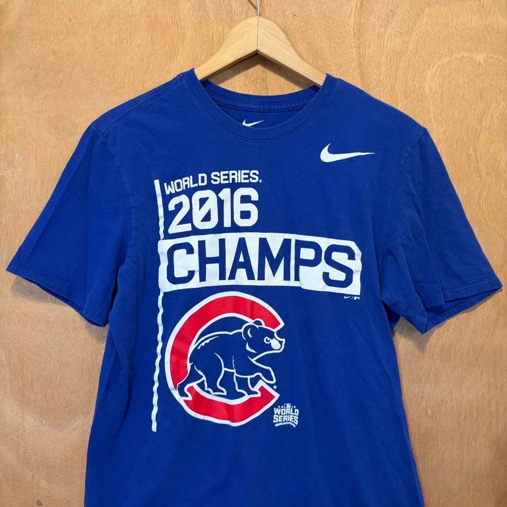Nike T-Shirt Mens M Chicago Cubs 2016 World Series Champions Souvenir Old School